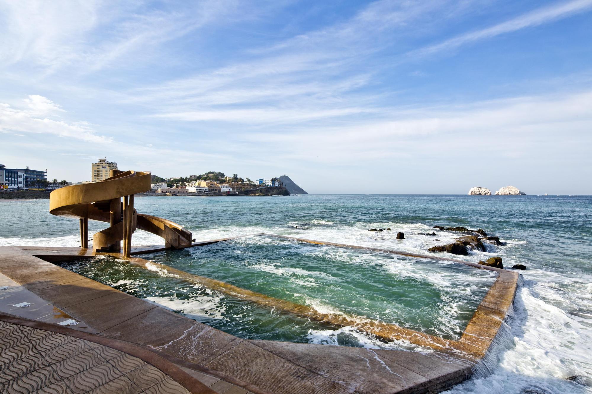 Trải nghiệm hồ bơi 100 năm tuổi nằm trong biển - Ảnh 1. Trải nghiệm hồ bơi 100 năm tuổi 'nằm trong' biển