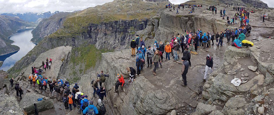 Nhọc nhằn để có ảnh triệu like tại mỏm Lưỡi Quỷ Trolltunga - Ảnh 1. Nhọc nhằn để có ảnh 'triệu like' tại mỏm Lưỡi Quỷ Trolltunga