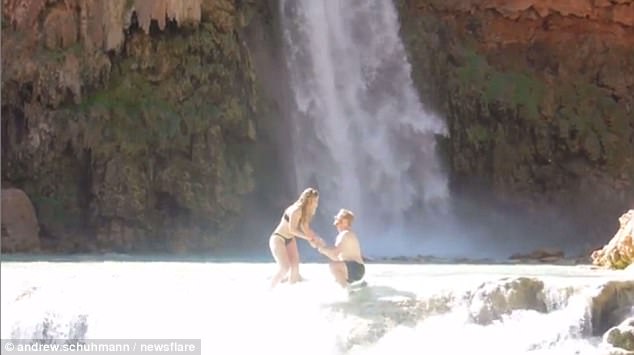 Đến Grand Canyon cầu hôn bạn gái nhưng làm rơi nhẫn ở phút 89 - Ảnh 1. Đến Grand Canyon cầu hôn bạn gái nhưng làm rơi nhẫn ở phút 89 - Ảnh 1.