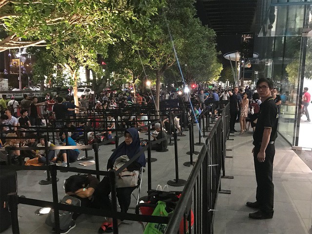 Nhiều người Việt trong dãy dài người mua iPhone X ở Singapore - Ảnh 2. Nhiều người Việt trong dãy dài người mua iPhone X ở Singapore - Ảnh 2.
