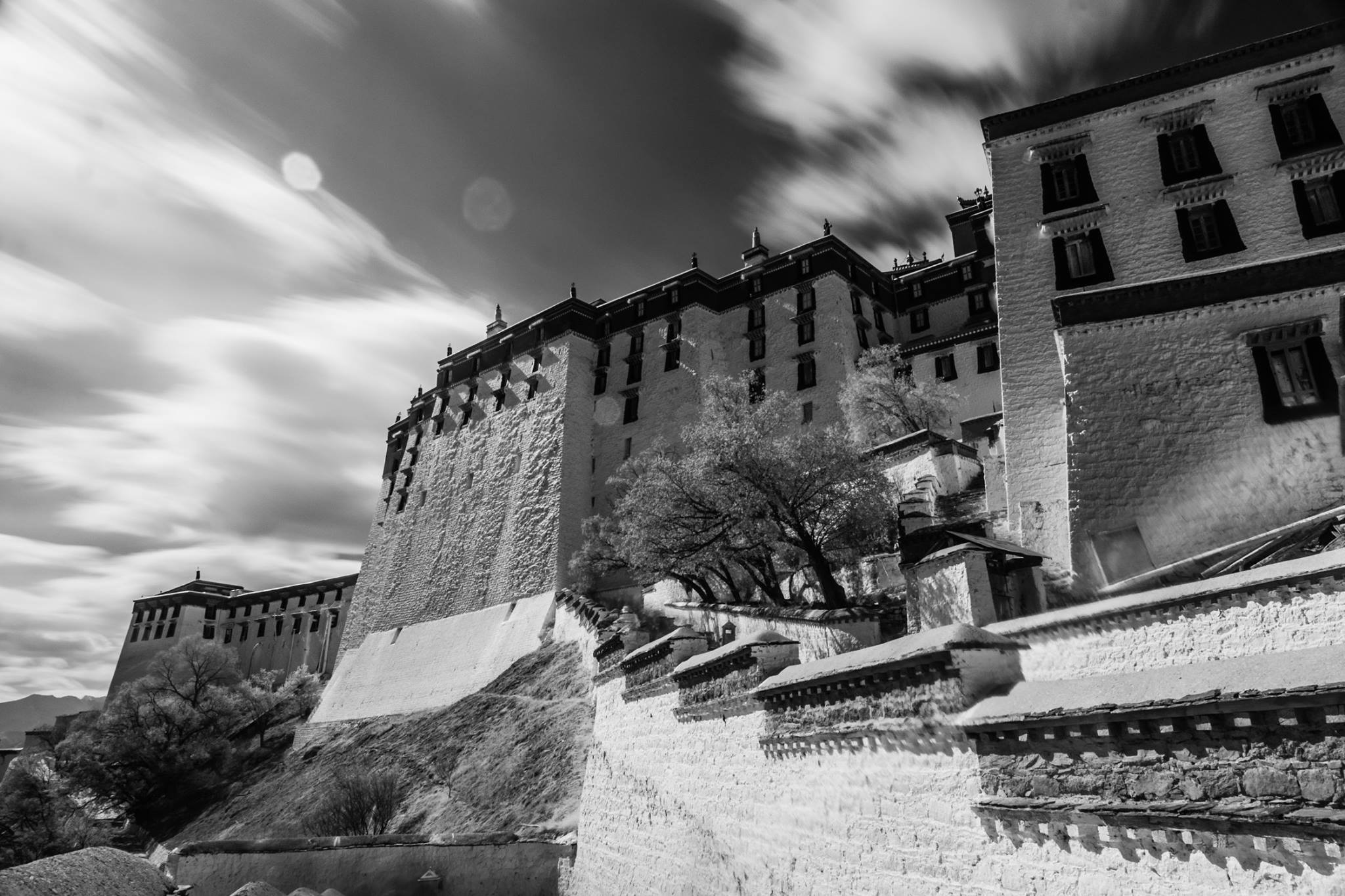 Nếu bạn từng lên voi xuống chó, sẽ thấy nhân tình thế thái vô thường ở Tây Tạng - Ảnh 1. Nếu bạn từng 'lên voi xuống chó', sẽ thấy nhân tình thế thái vô thường ở Tây Tạng