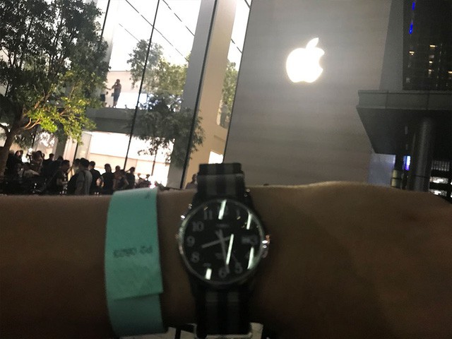 Nhiều người Việt trong dãy dài người mua iPhone X ở Singapore - Ảnh 4. Nhiều người Việt trong dãy dài người mua iPhone X ở Singapore - Ảnh 4.