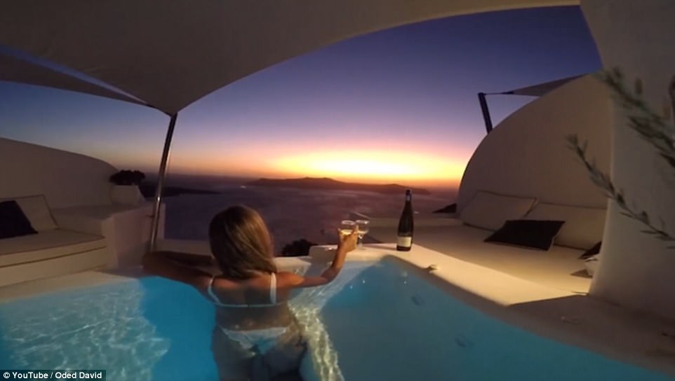 Clip bể bơi tuyệt đẹp khiến khách chỉ muốn nhảy xuống tắm - Ảnh 1. Clip bể bơi tuyệt đẹp khiến khách chỉ muốn nhảy xuống tắm