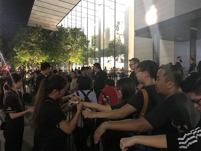 Nhiều người Việt trong dãy dài người mua iPhone X ở Singapore - Ảnh 3. Nhiều người Việt trong dãy dài người mua iPhone X ở Singapore - Ảnh 3.