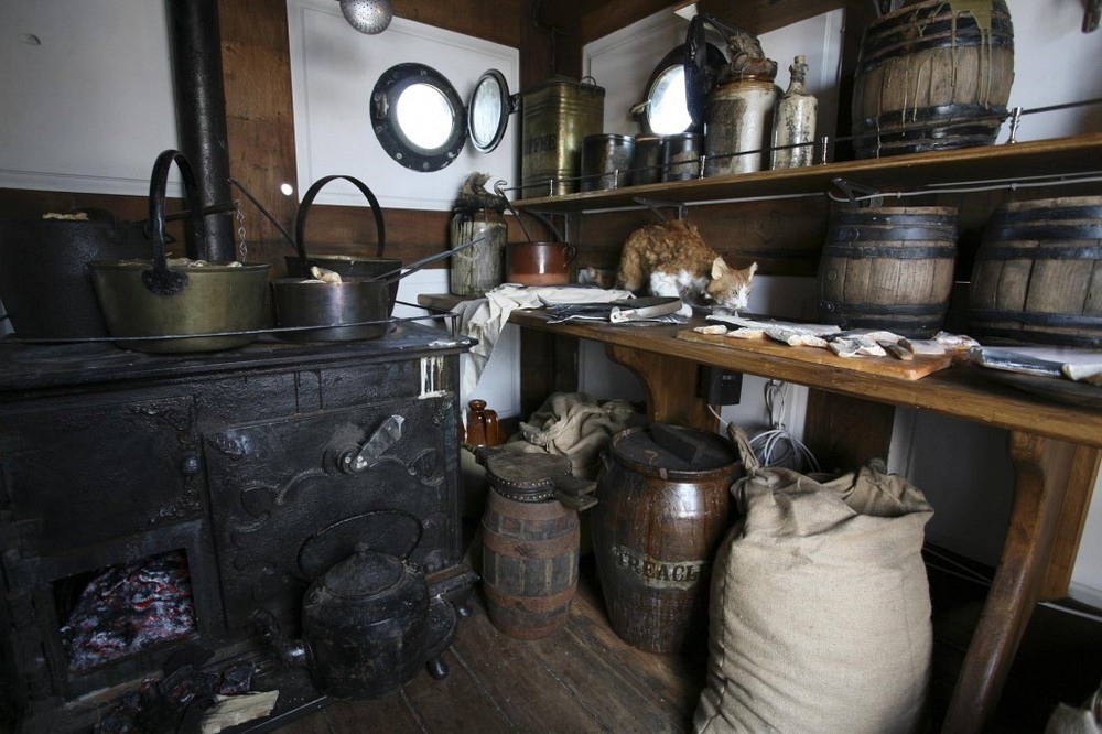 Những chiếc quan tài vượt đại dương tìm sự sống - Ảnh 4. Những chiếc 'quan tài' vượt đại dương tìm sự sống