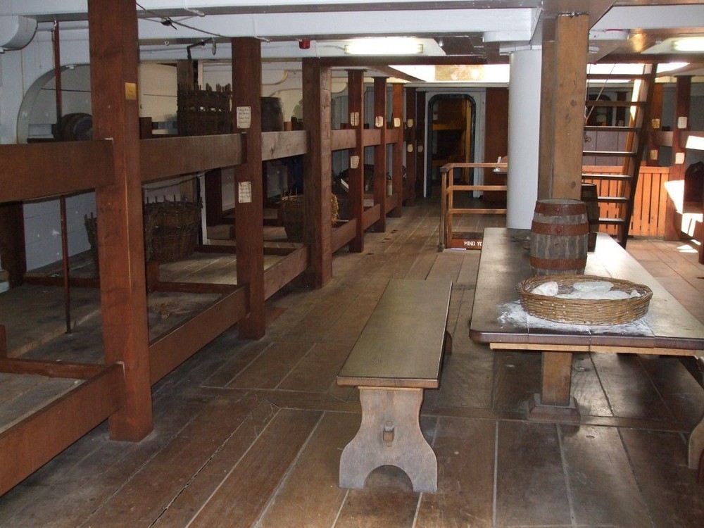 Những chiếc quan tài vượt đại dương tìm sự sống - Ảnh 5. Những chiếc 'quan tài' vượt đại dương tìm sự sống