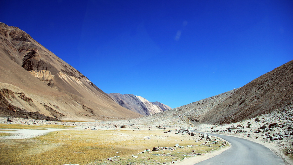 Lặng người với màu xanh huyền ảo ở hồ Pangong - Ảnh 1. Lặng người với màu xanh huyền ảo ở hồ Pangong