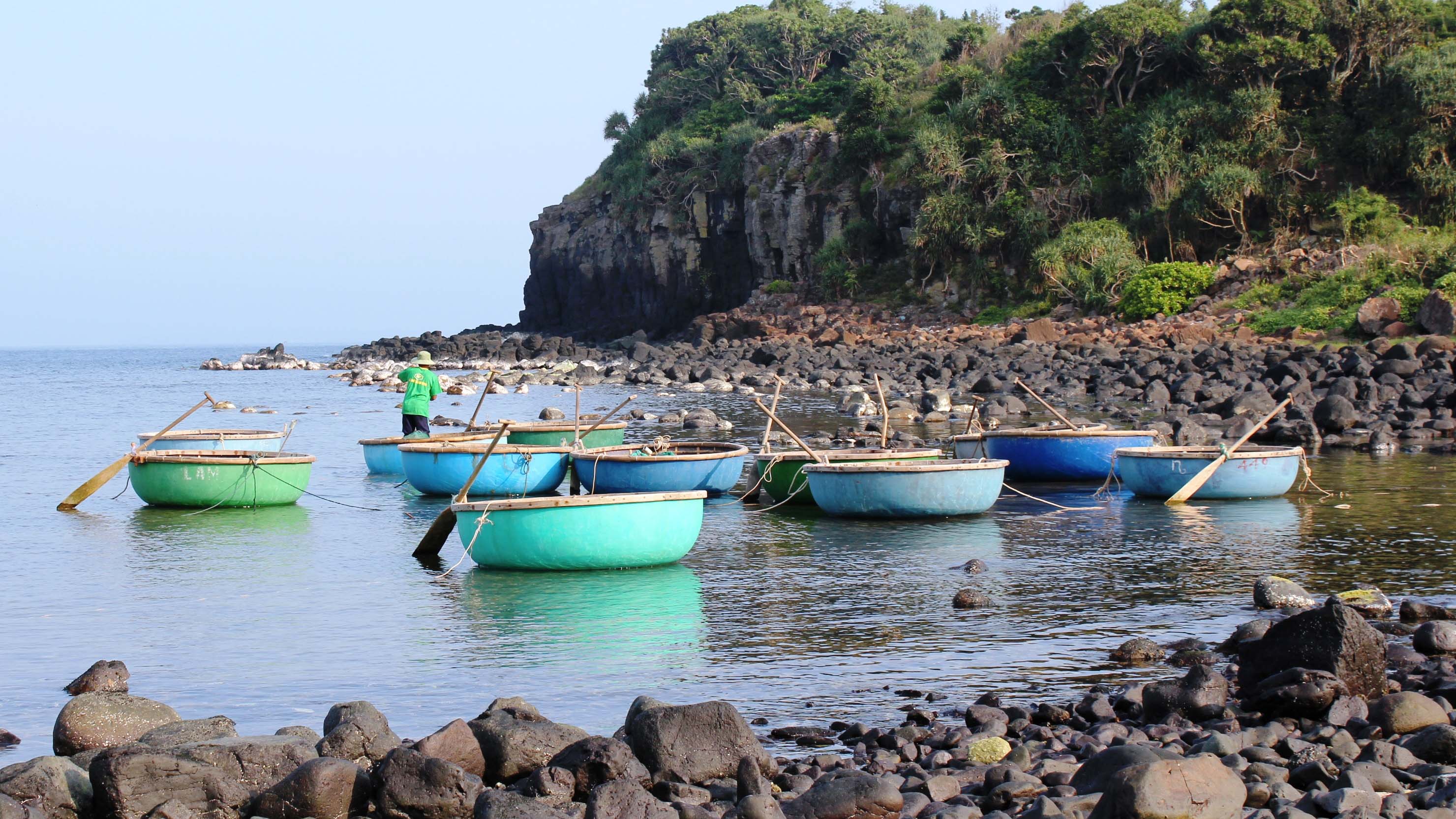 Đến gành Yến ngắm đá trải dài bất tận, cảnh đẹp như một bức tranh - Ảnh 1. Đến gành Yến ngắm đá trải dài bất tận, cảnh đẹp như một bức tranh
