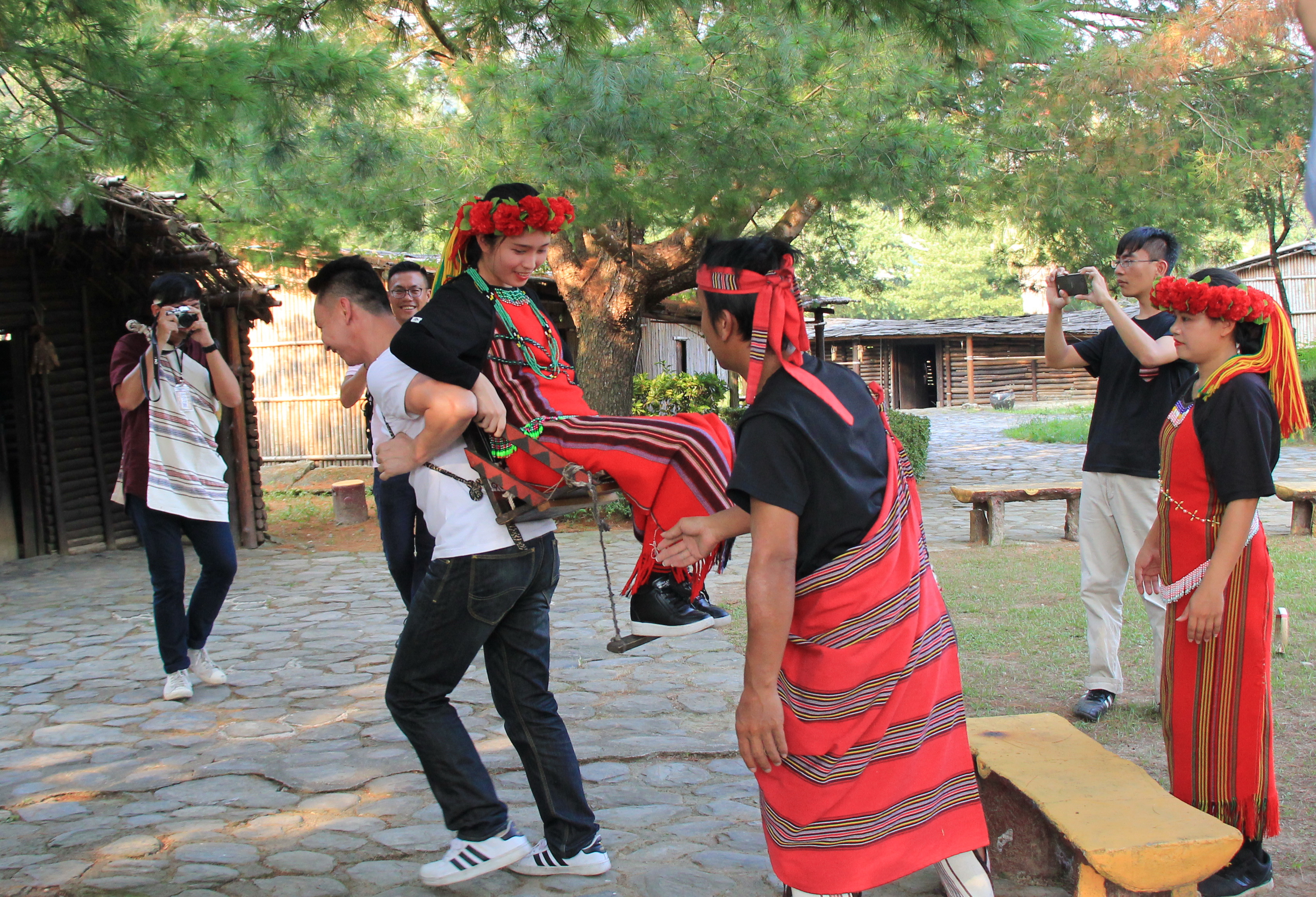 Cõng được vợ thì mới được cưới ở Đài Loan - Ảnh 6. Cõng được vợ thì mới được cưới ở Đài Loan