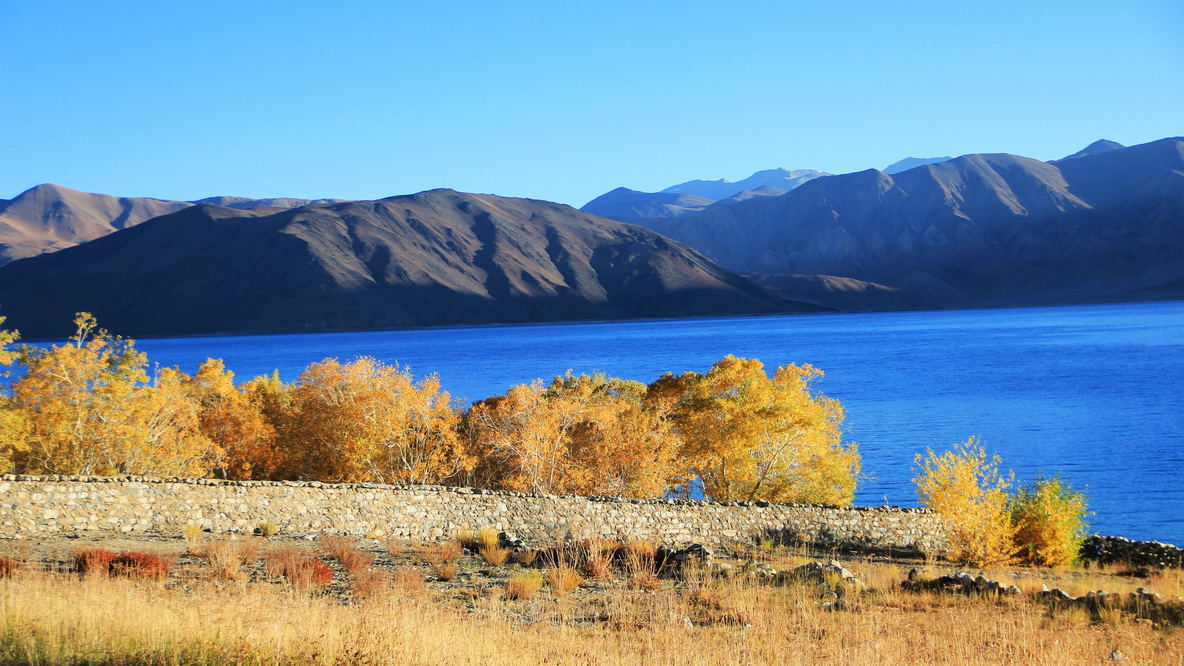 Lặng người với màu xanh huyền ảo ở hồ Pangong - Ảnh 3. Lặng người với màu xanh huyền ảo ở hồ Pangong