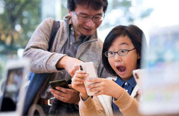 Bé trai 10 tuổi mở được iPhone X của mẹ bằng Face ID - Ảnh 2. Bé trai 10 tuổi mở được iPhone X của mẹ bằng Face ID - Ảnh 2.