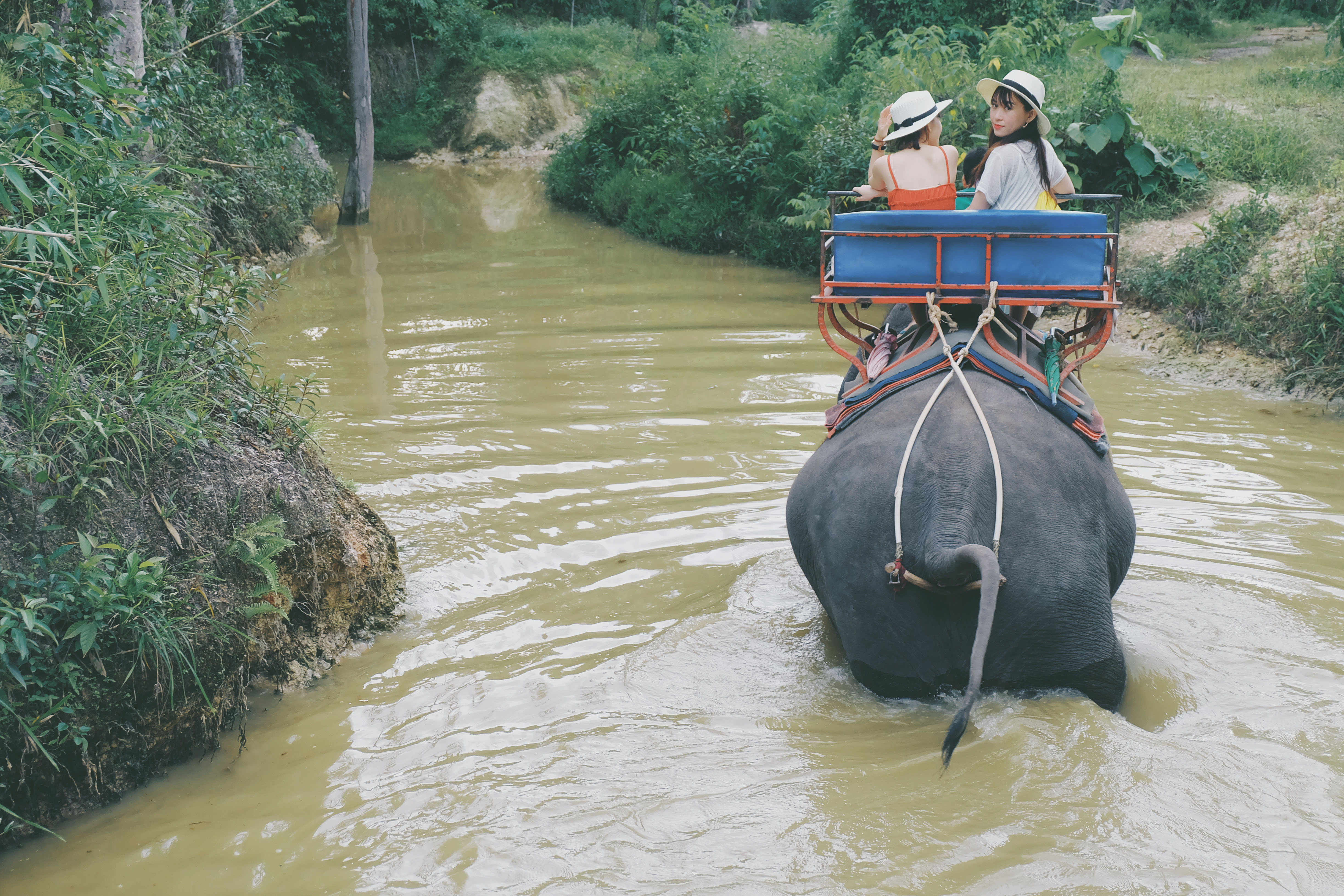 Đắm mình nơi hồ nước thần tiên ở Khlong Thom - Ảnh 2.