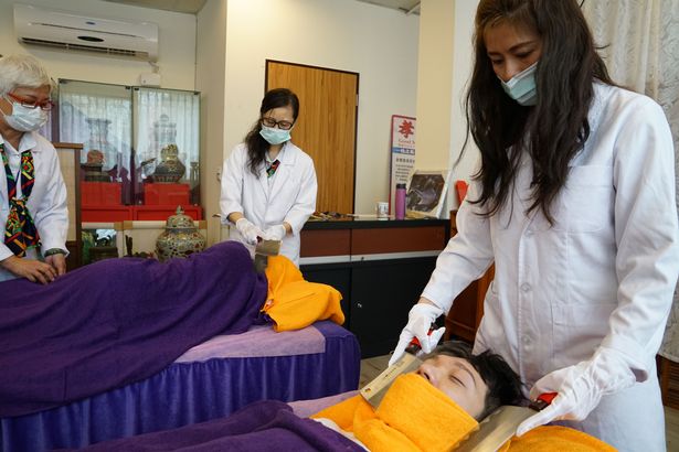 Đi Đài Loan chơi, bạn có dịp mát-xa bằng dao - Ảnh 1. Đi Đài Loan chơi, bạn có dịp mát-xa bằng dao - Ảnh 1.