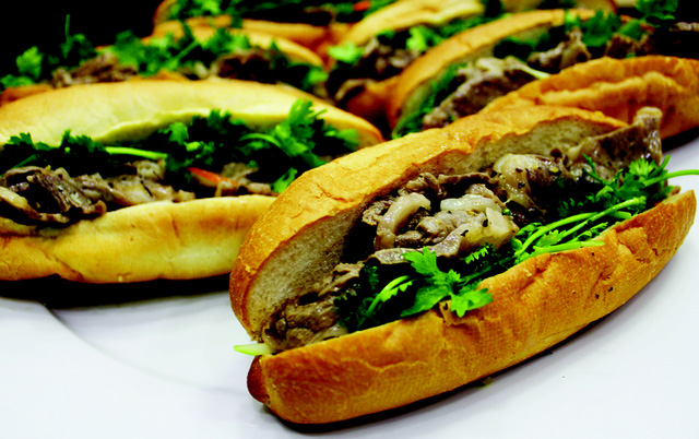 Nóng giòn bánh mì thịt bò sốt mè kiểu Nhật - Ảnh 1. Nóng giòn bánh mì thịt bò sốt mè kiểu Nhật - Ảnh 1.