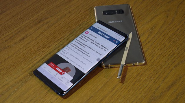 Galaxy Note 8 và iPhone X: Tuyệt đỉnh tranh tài - Ảnh 1. Galaxy Note 8 và iPhone X: Tuyệt đỉnh tranh tài - Ảnh 1.