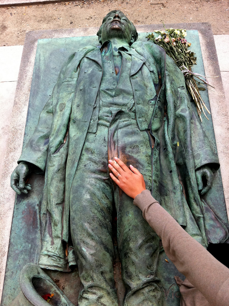 Du khách thích sờ của quý tượng nam để cải thiện khả năng chăn gối? - Ảnh 2. Du khách thích sờ 'của quý' tượng nam để cải thiện khả năng chăn gối?