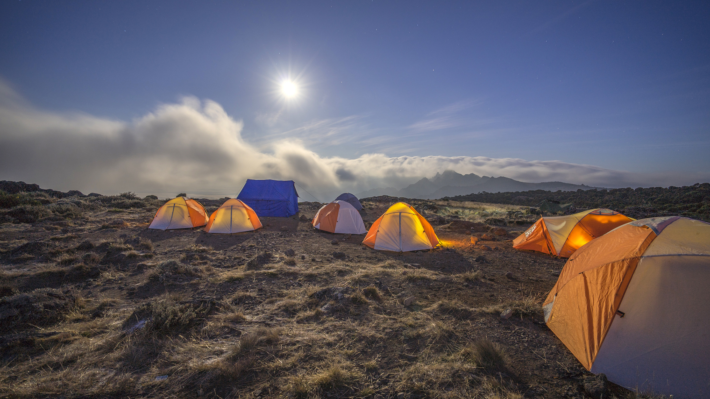 Kilimanjaro: Hết ngày dài lại đêm thâu, chúng ta đi leo núi Phi châu - Ảnh 6.