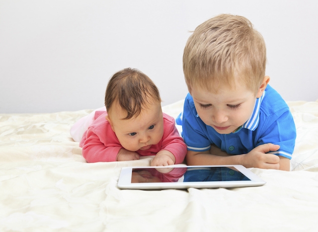 
                    Trẻ nhỏ có nên bị cấm xem mọi thiết bị điện tử?
                