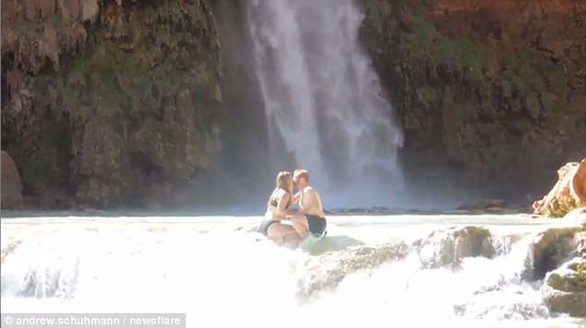 Đến Grand Canyon cầu hôn bạn gái nhưng làm rơi nhẫn ở phút 89 - Ảnh 4. Đến Grand Canyon cầu hôn bạn gái nhưng làm rơi nhẫn ở phút 89 - Ảnh 4.
