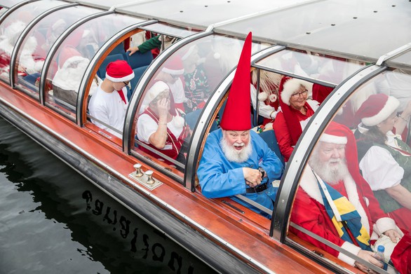 150 ông già Noel quậy tưng ở Đan Mạch giữa mùa hè - Ảnh 1.