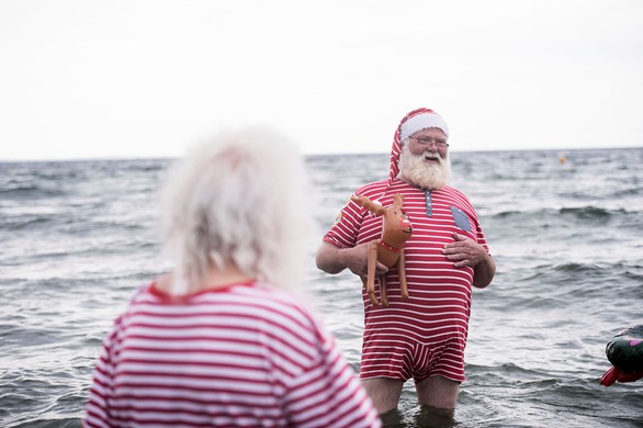 150 ông già Noel quậy tưng ở Đan Mạch giữa mùa hè - Ảnh 3.