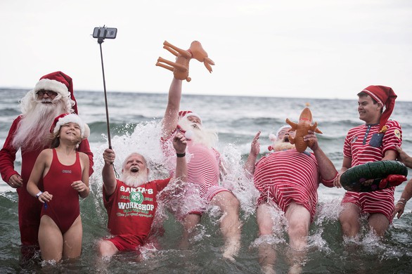 150 ông già Noel quậy tưng ở Đan Mạch giữa mùa hè - Ảnh 11.