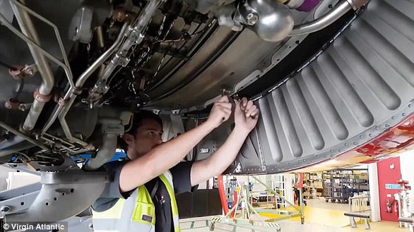 Clip động cơ Roll-Royce được lắp vào cánh máy bay ngoạn mục - Ảnh 5. Clip động cơ Roll-Royce được lắp vào cánh máy bay ngoạn mục - Ảnh 5.