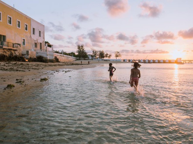 Quang cảnh mặt trời lặn trên bãi biển gần pháo đài São Sebastião, Mozambique. Đây là một trong những pháo đài cổ nhất ở tiểu vùng Sahara, châu Phi. Ảnh của tác giả Luca Locatelli.