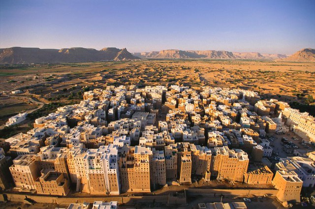 Shibam thuộc Yemen được biết đến là thành phổ cổ nhất thế giới, được xây dựng vào khoảng thế kỷ thứ 4, nổi tiếng với những tòa cao ốc được xây bằng gạch bùn liền kề nhau.