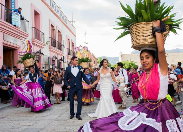 Đám cưới nhộn nhịp trên hè phố diễn ra tại thành phố Oaxaca, mang đậm chất văn hóa Mexico. Ảnh của tác giả Adam Wiseman.