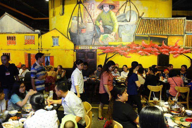 Ăn uống dưới phố ‘ngầm’ giữa trung tâm Sài Gòn - Ảnh 5.