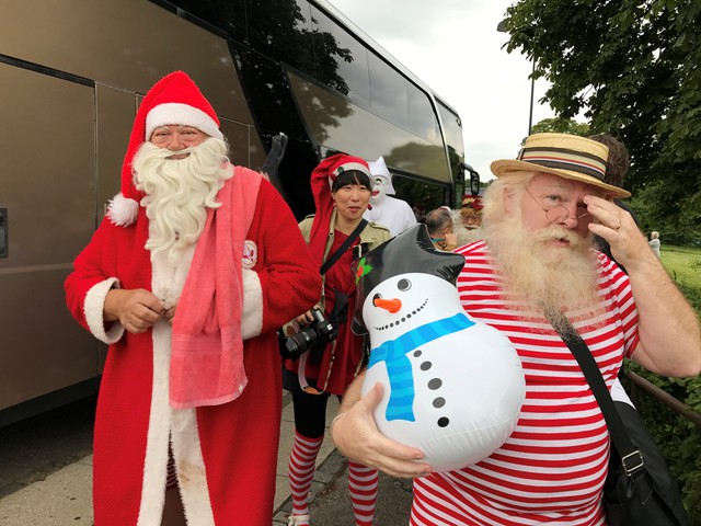 150 ông già Noel quậy tưng ở Đan Mạch giữa mùa hè - Ảnh 7. 150 ông già Noel quậy tưng ở Đan Mạch giữa mùa hè - Ảnh 7.