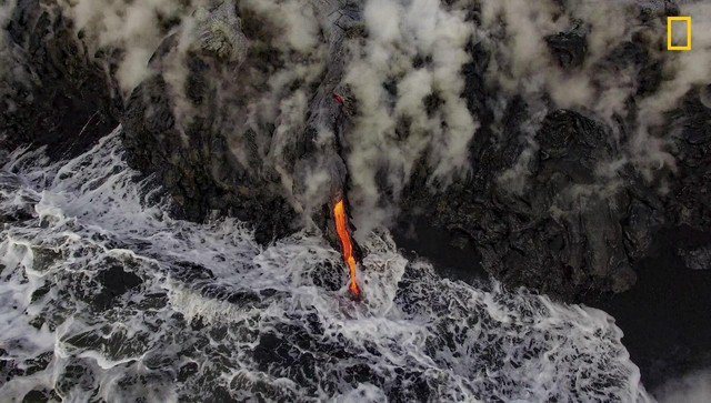 Một dòng dung nham tuôn chảy trên sườn núi ở Kilauea Volcano ( Hawai'i, Mỹ). Sau khi phun trào vào đầu năm 2016, dòng dung nham này mất khoảng hai tháng để vượt qua quãng đường 10 km sườn núi và ra đến biển. Hình ảnh của Greg C. đứng ở vị trí thứ ba trong danh mục Nhiếp ảnh trên không. 