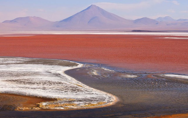 6. Cánh đồng muối lớn nhất thế giới Salar de Uyuni (Bolivia) - nằm tại độ cao hơn 3.600m trên mực nước biển - được hình thành từ hồ nước mặn khổng lồ Minchin cách đây khoảng 40.000 năm sau khi hồ này cạn dần.