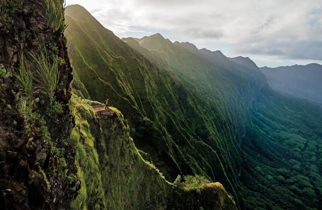 Ảnh của tác giả Ryan Moss cho thấy một du khách đang khám phá dãy núi Ko'olau ở đảo lớn thứ ba Oahu của quần đảo Hawaii, Mỹ. Với phong cảnh đồi núi ngoạn mục và nền văn hóa đa dạng, đảo Oahu ngày nay trở thành thiên đường du lịch của du khách.