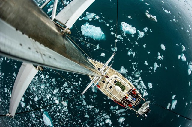 Một chiếc thuyền buồm nổi trên băng ở Svalbard, Na Uy