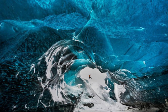 Ánh sáng phản chiếu bên trong hang đá trên sông băng Vatnajokull