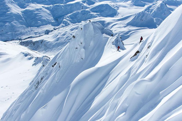 Những người đi trượt tuyết được trực thăng thả xuống trên đỉnh một ngọn núi ở Haines, Alaska.