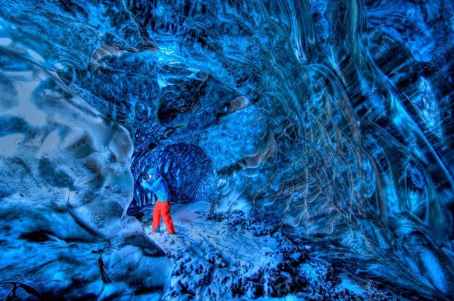 Một nhiếp ảnh gia khám phá hang đá trên sông băng Vatnajokull ở Iceland.