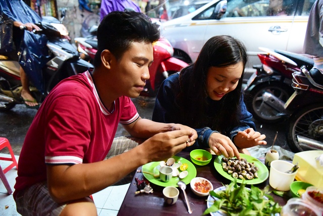 Ăn ốc đồng giá 20.000 đồng ở Sài Gòn: tưởng rẻ mà đâu có rẻ - Ảnh 2. Ăn ốc đồng giá 20.000 đồng ở Sài Gòn: tưởng rẻ mà đâu có rẻ - Ảnh 2.
