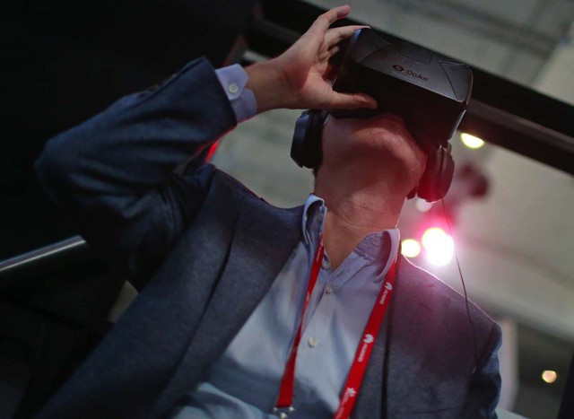 Facebook sẽ bán kính thực tế ảo Oculus VR giá chỉ 200 USD - Ảnh 1. Facebook sẽ bán kính thực tế ảo Oculus VR giá chỉ 200 USD - Ảnh 1.