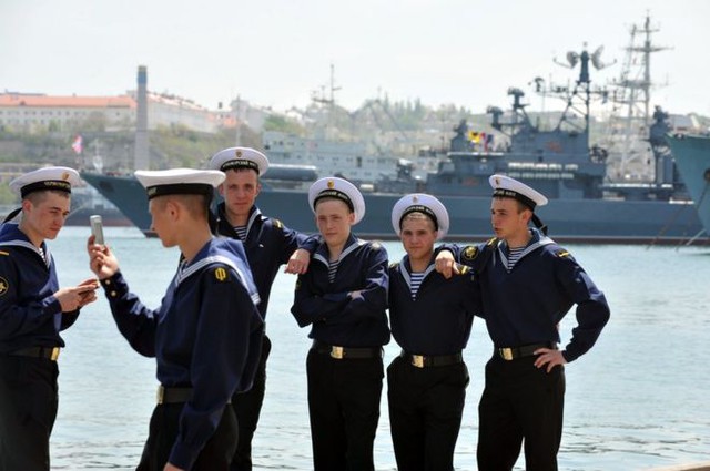 Nga soạn luật cấm binh sĩ selfie và dùng mạng xã hội - Ảnh 1.