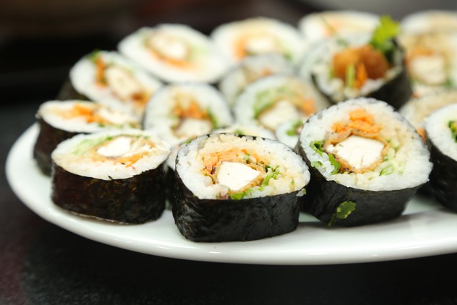 Dẻo thơm cá cam cuốn sushi - Ảnh 1. Dẻo thơm cá cam cuốn sushi - Ảnh 1.