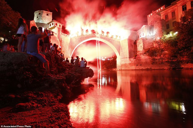 Đi chơi ở Bosnia, xem thi nhảy ngoạn mục - Ảnh 5. Đi chơi ở Bosnia, xem thi nhảy ngoạn mục - Ảnh 5.