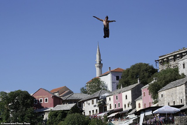 Đi chơi ở Bosnia, xem thi nhảy ngoạn mục - Ảnh 6. Đi chơi ở Bosnia, xem thi nhảy ngoạn mục - Ảnh 6.