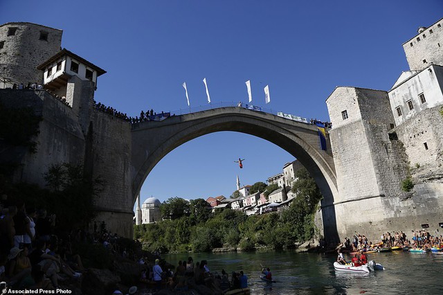 Đi chơi ở Bosnia, xem thi nhảy ngoạn mục - Ảnh 10. Đi chơi ở Bosnia, xem thi nhảy ngoạn mục - Ảnh 10.
