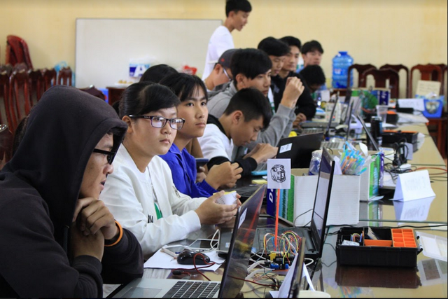 48 giờ sáng chế cho học sinh vùng xa - Ảnh 4. 48 giờ sáng chế cho học sinh vùng xa - Ảnh 4.