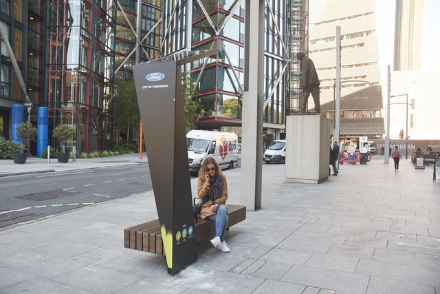 Du khách đến London có thể sạc pin từ... băng ghế thông minh - Ảnh 1.