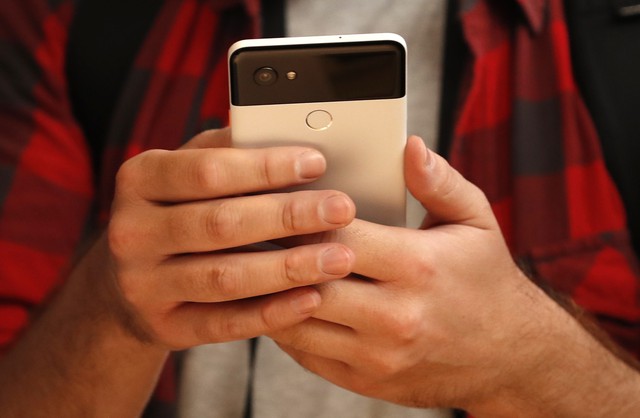 Điện thoại Pixel của Google khác gì với các mẫu iPhone? - Ảnh 1. Điện thoại Pixel của Google khác gì với các mẫu iPhone? - Ảnh 1.