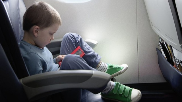 17 điều cha mẹ cần biết khi mang con trẻ lên máy bay - Ảnh 4.